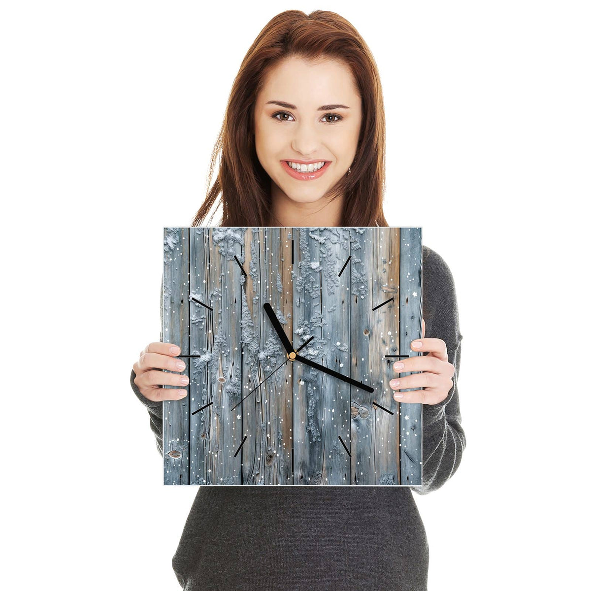 Quadratische Wanduhr aus Glas Winterliche Holzlatten in zwei Händen gehalten – Größenvergleich, 30 × 30 cm