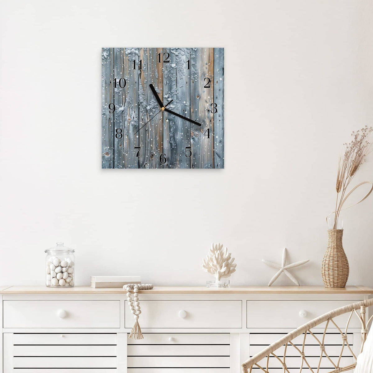 Quadratische Wanduhr aus Glas Winterliche Holzlatten mit Ziffernblatt Klassisch über einem weißen Sideboard
