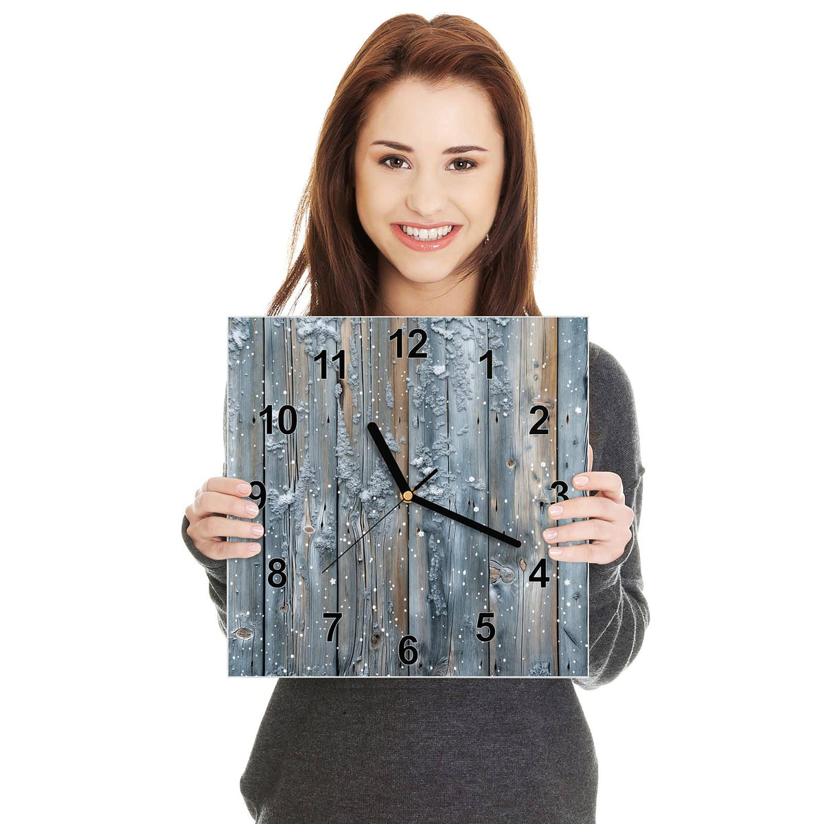 Quadratische Wanduhr aus Glas Winterliche Holzlatten in zwei Händen gehalten – Größenvergleich, 30 × 30 cm