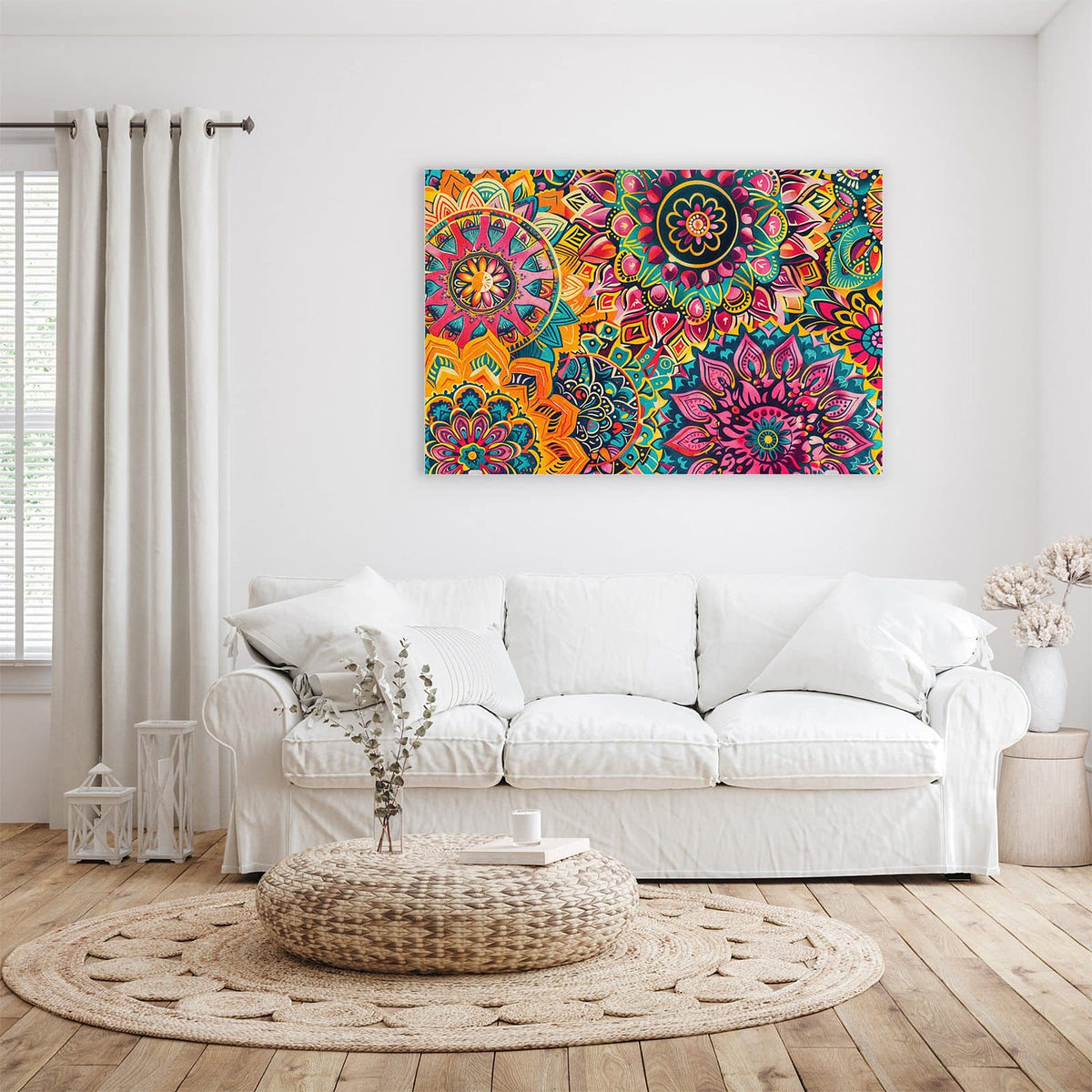 Wandbild aus Glas Bunte Mandalas über einem weißen Sofa im hellen Wohnzimmer