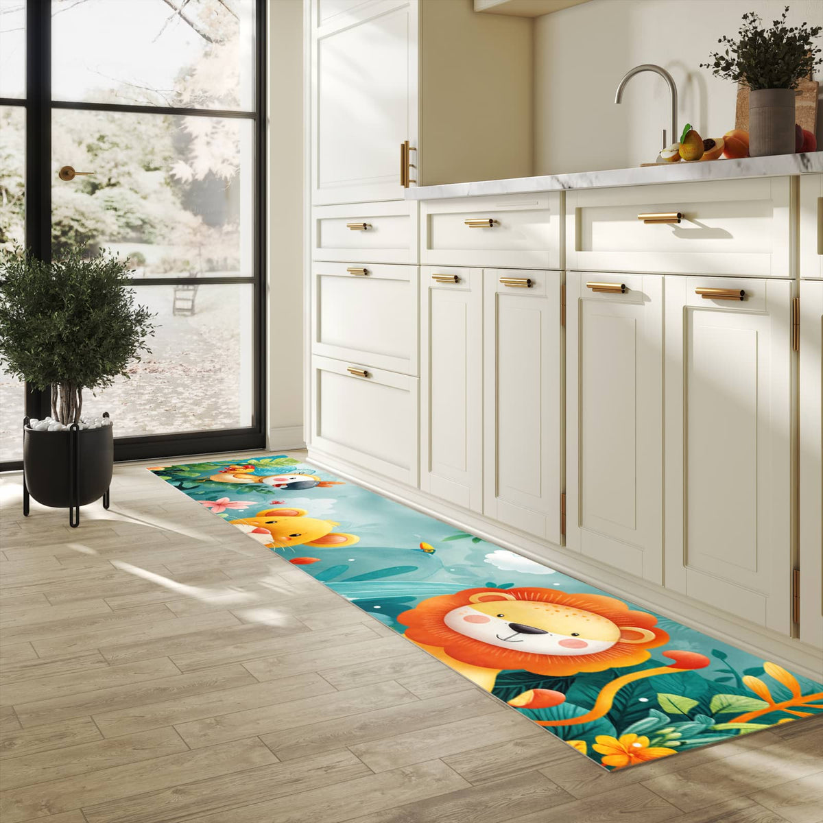 Schmutzabweisender Küchenläufer mit Motiv Dschungeltiere in heller Küche