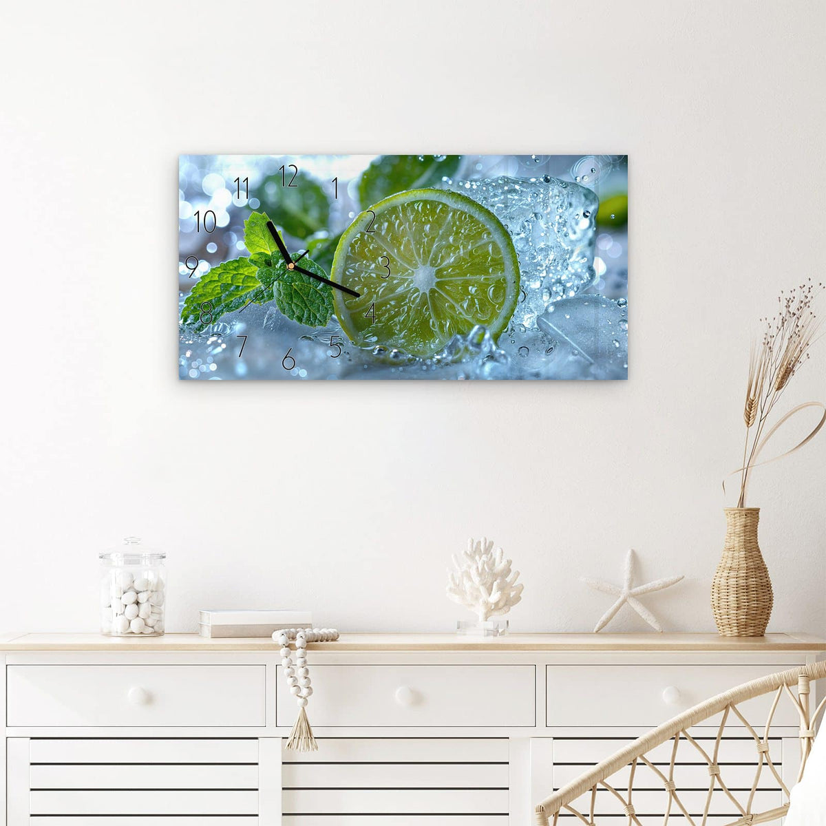 Wanduhr Erfrischende Limette aus Glas – Querformat 60 × 30 cm – Grüne Limette mit Eiskristallen