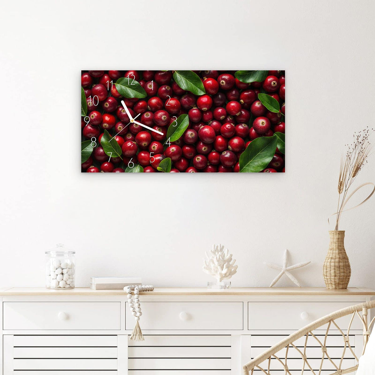 Wanduhr Frische Preiselbeeren aus Glas – Querformat 60 × 30 cm – Tiefrote Beeren mit grünen Blättern
