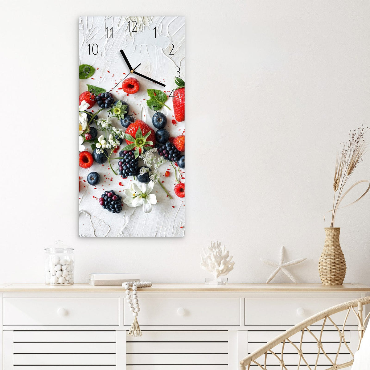 Wanduhr Bunte Beerenmischung aus Glas – Beeren mit weißen Blüten