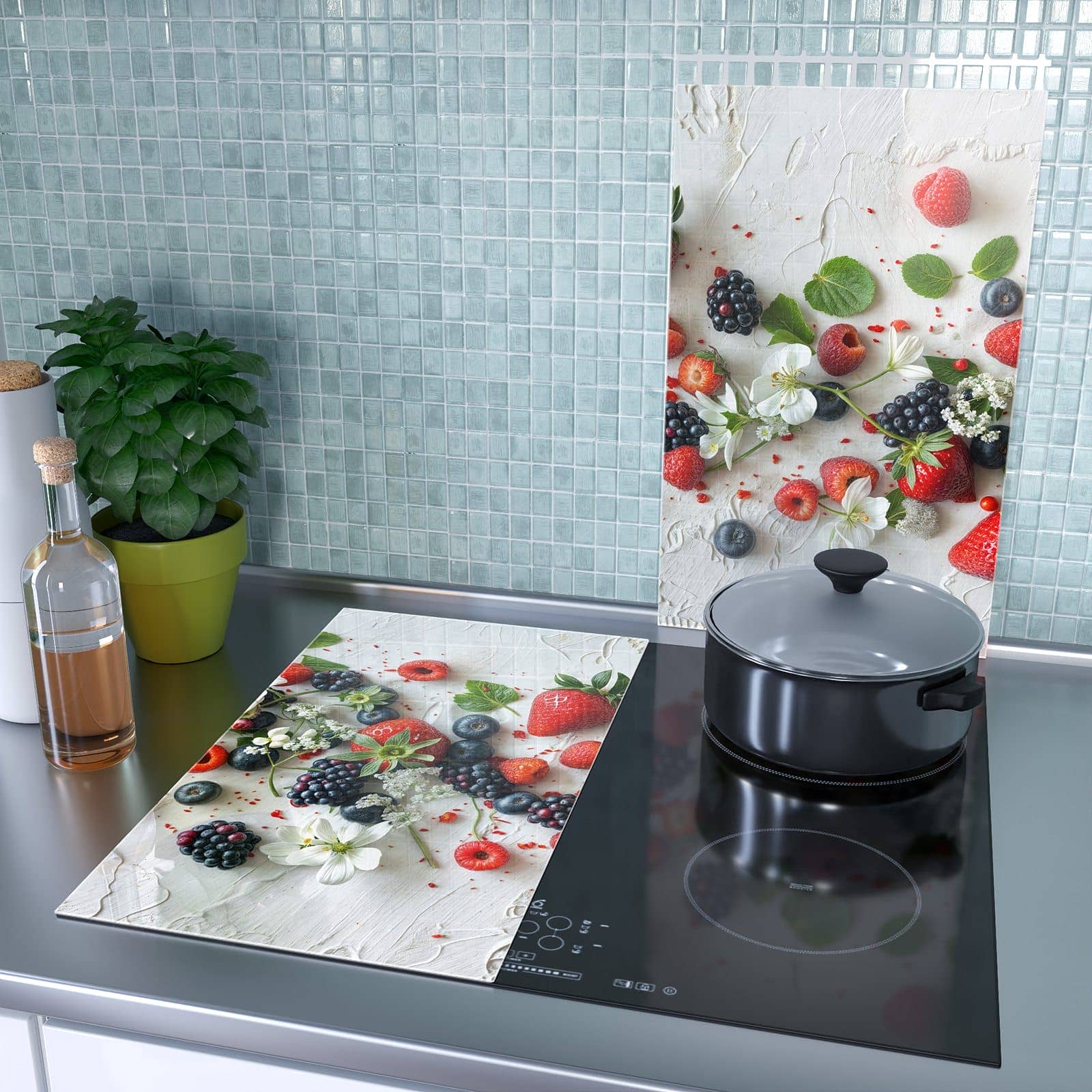 2-teilige Herdabdeckung aus Holz mit Bunte Beerenmischung-Motiv als Spritzschutz hinter dem Kochfeld