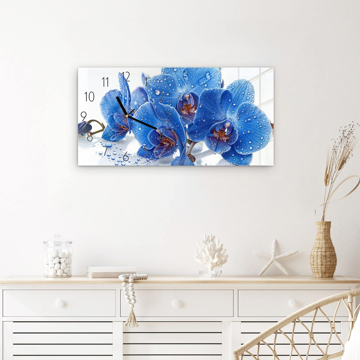Wanduhr Blaue Orchideen aus Glas – Querformat 60 × 30 cm – Blaue Orchideen mit Tautropfen