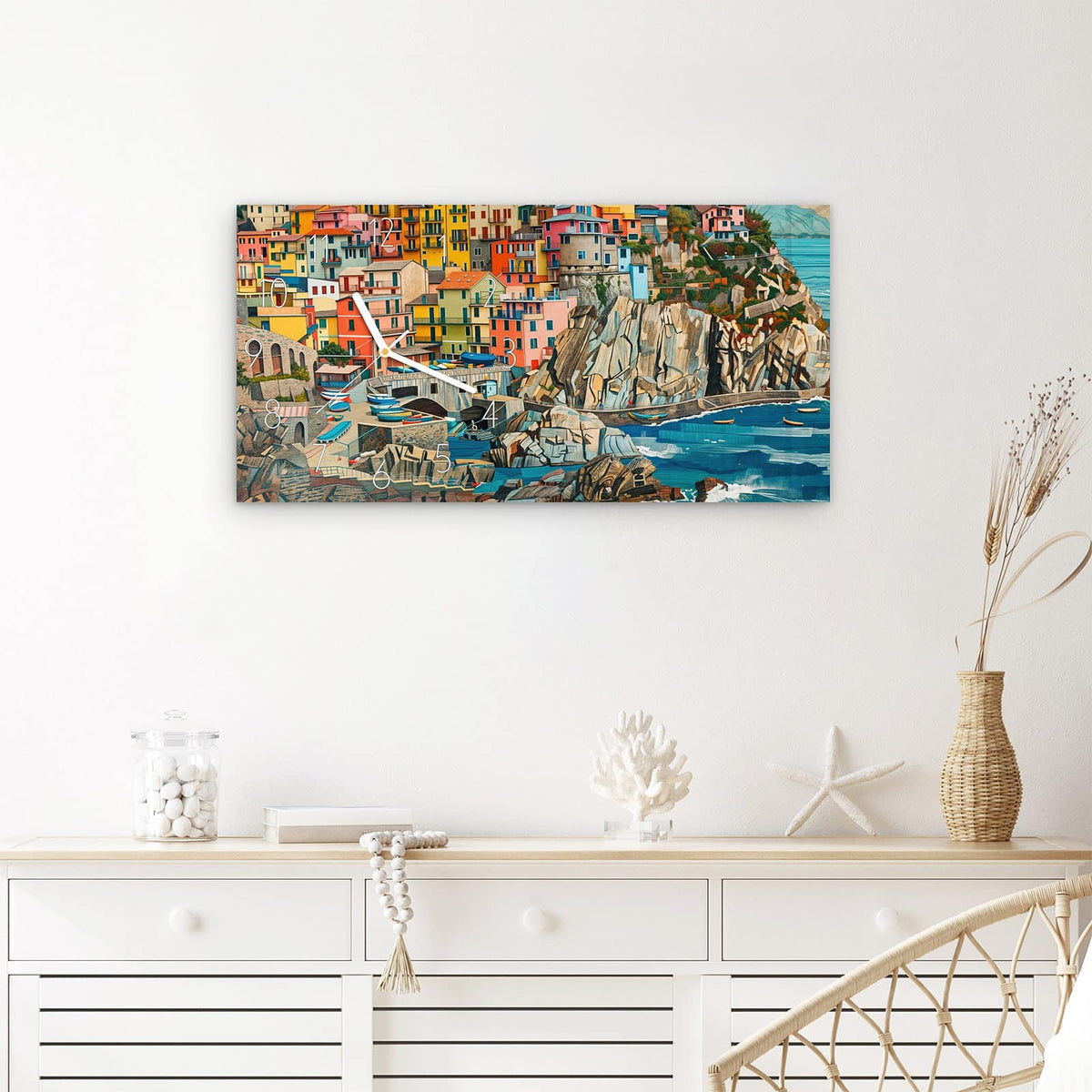 Wanduhr Bunte Küstenstadt aus Glas – Querformat 60 × 30 cm – Bunte Häuser an felsiger Küste
