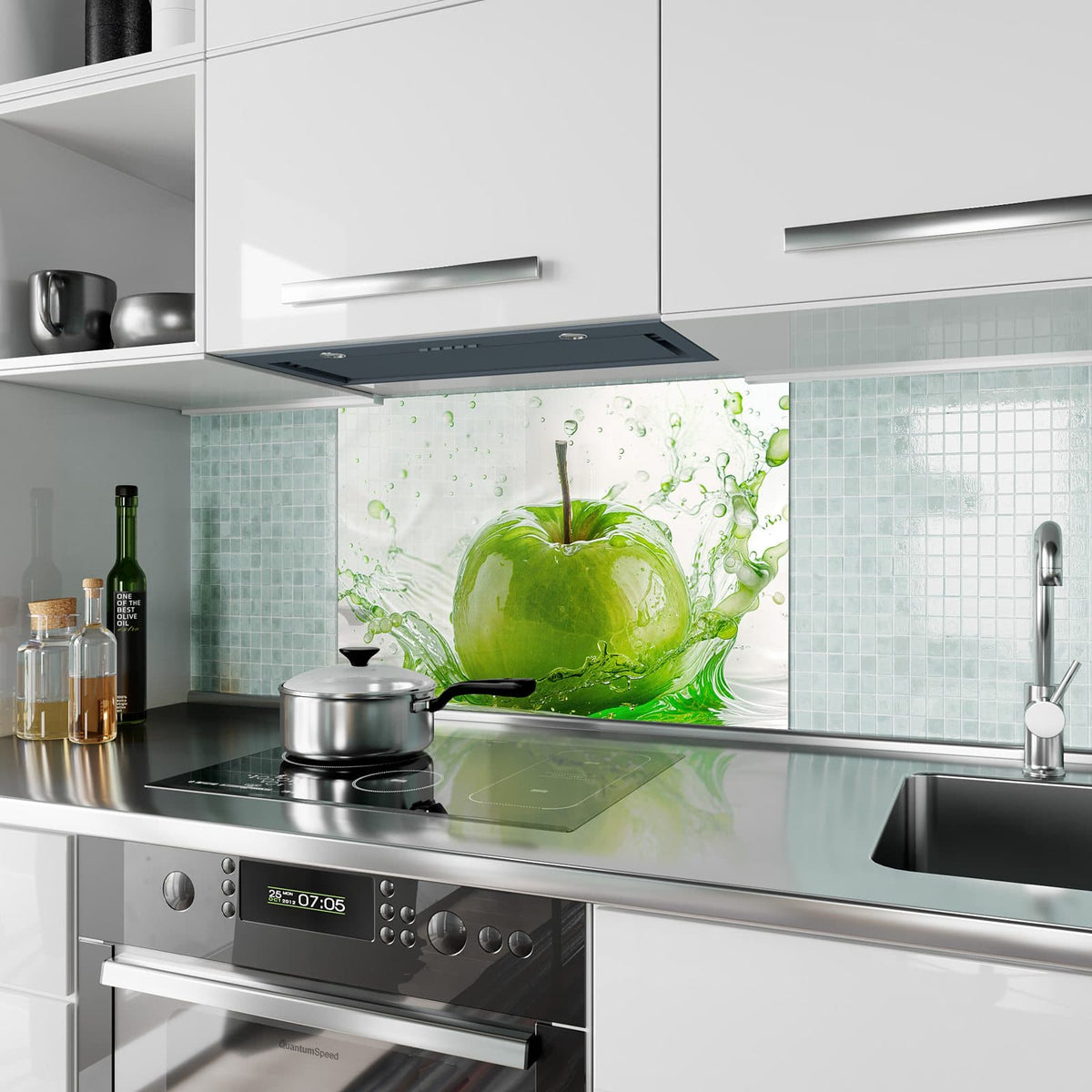Küchenrückwand aus Glas Grüner Apfel im Spritzer im Hochformat als Spritzschutz hinter dem Kochfeld, über dem Fliesenspiegel montiert