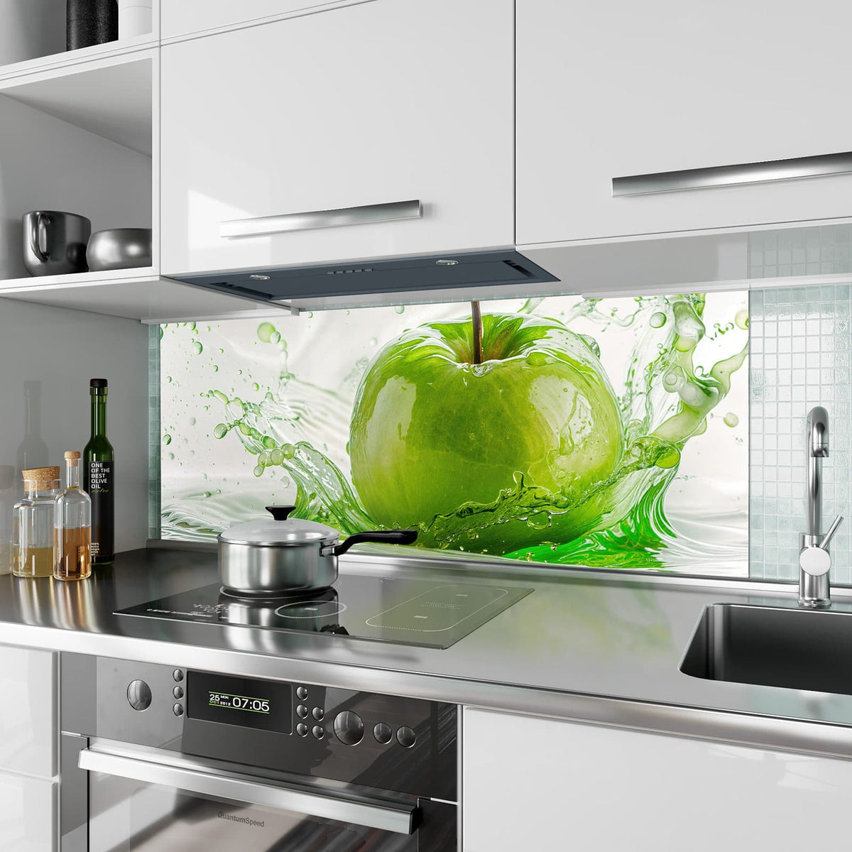 Küchenrückwand aus Glas Grüner Apfel im Spritzer im Hochformat als Spritzschutz hinter dem Kochfeld, über dem Fliesenspiegel montiert