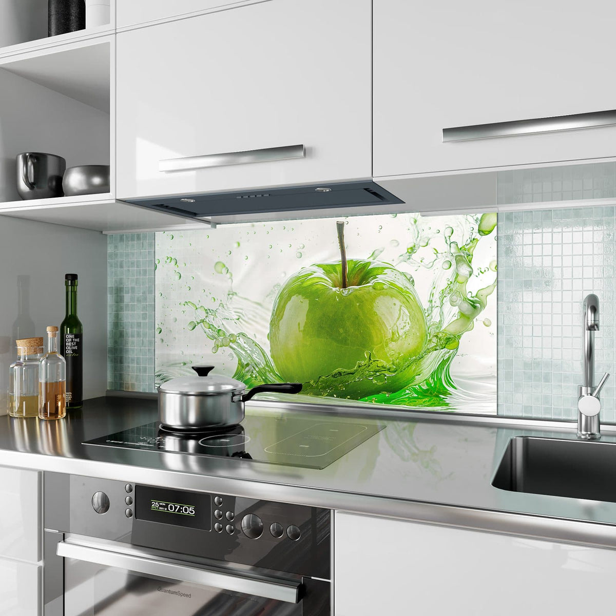 Küchenrückwand aus Glas Grüner Apfel im Spritzer im Hochformat als Spritzschutz hinter dem Kochfeld, über dem Fliesenspiegel montiert