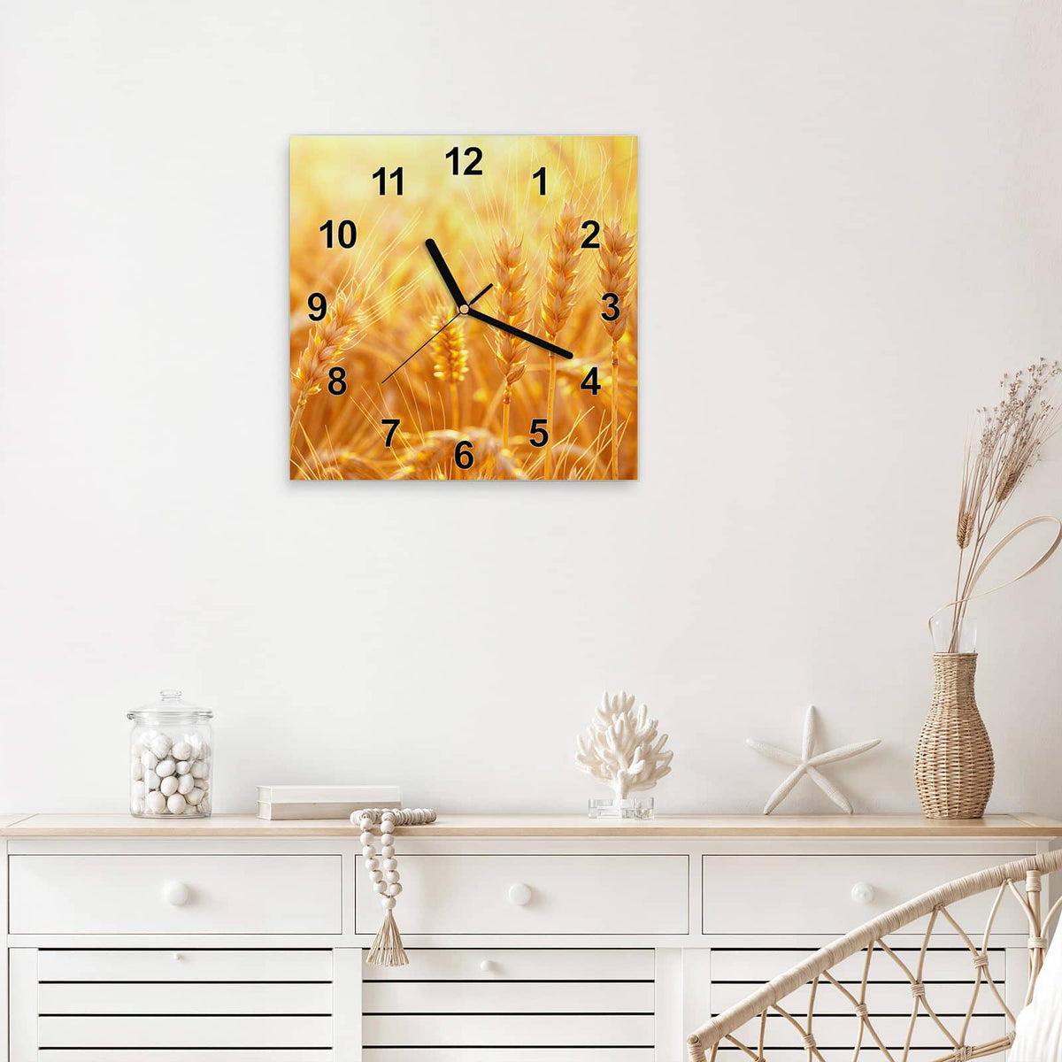 Quadratische Wanduhr aus Glas Weizen im Gegenlicht mit Ziffernblatt Modern über einem weißen Sideboard