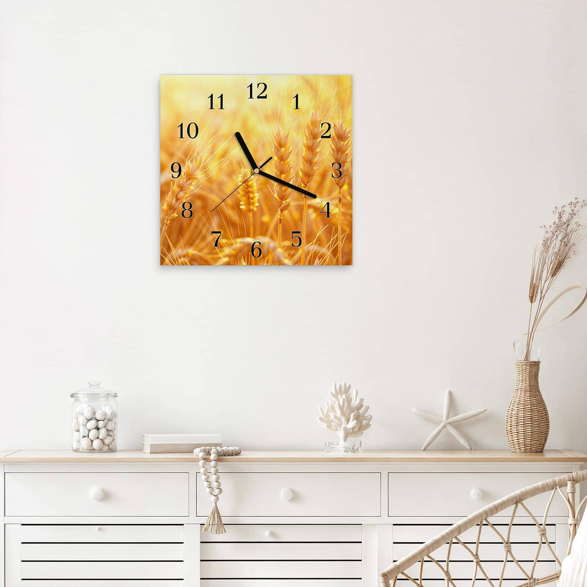 Quadratische Wanduhr aus Glas Weizen im Gegenlicht mit Ziffernblatt Klassisch über einem weißen Sideboard