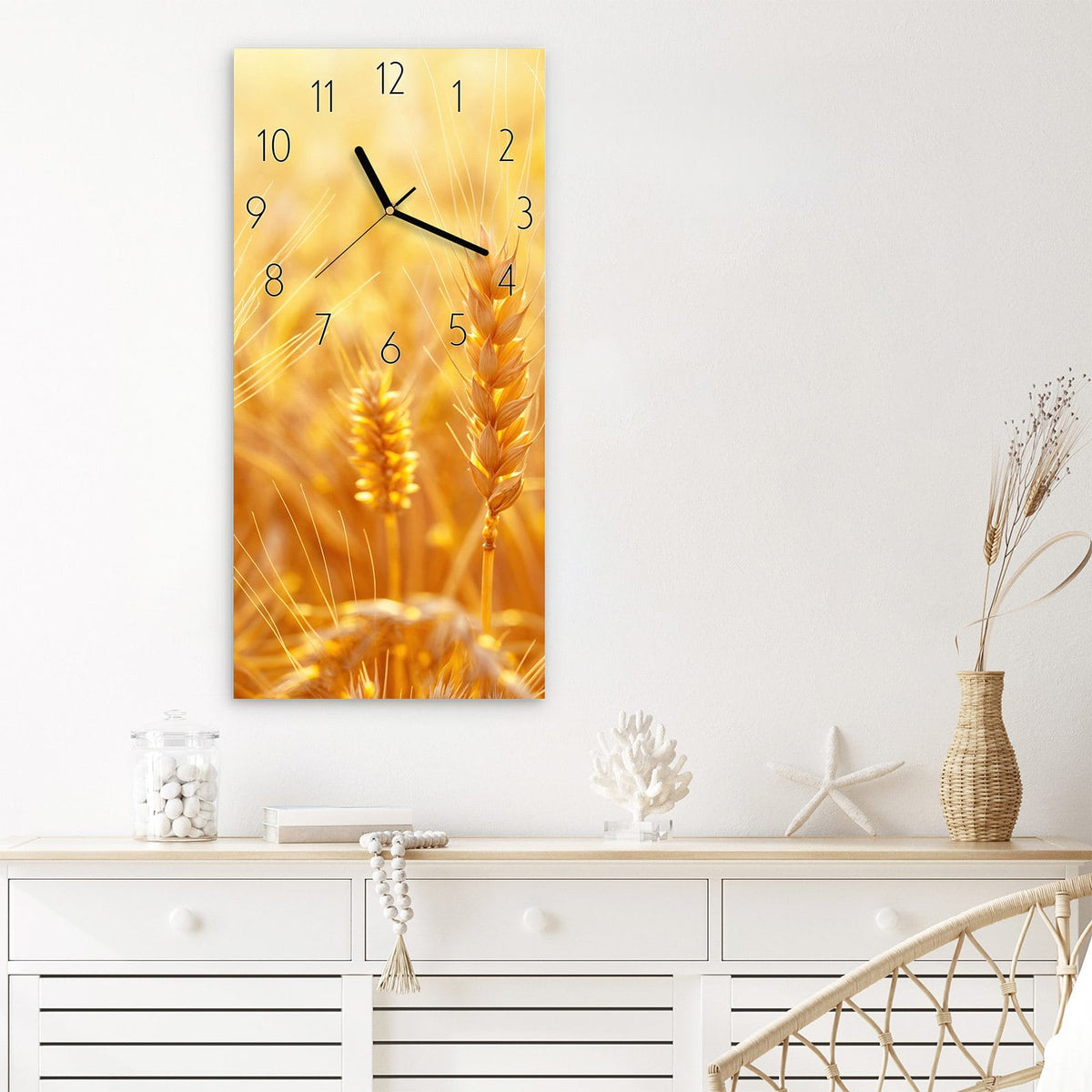 Wanduhr Goldene Ähren im Abendlicht aus Glas – Hochformat 30 × 60 cm – Goldene Ähren im warmen Gegenlicht
