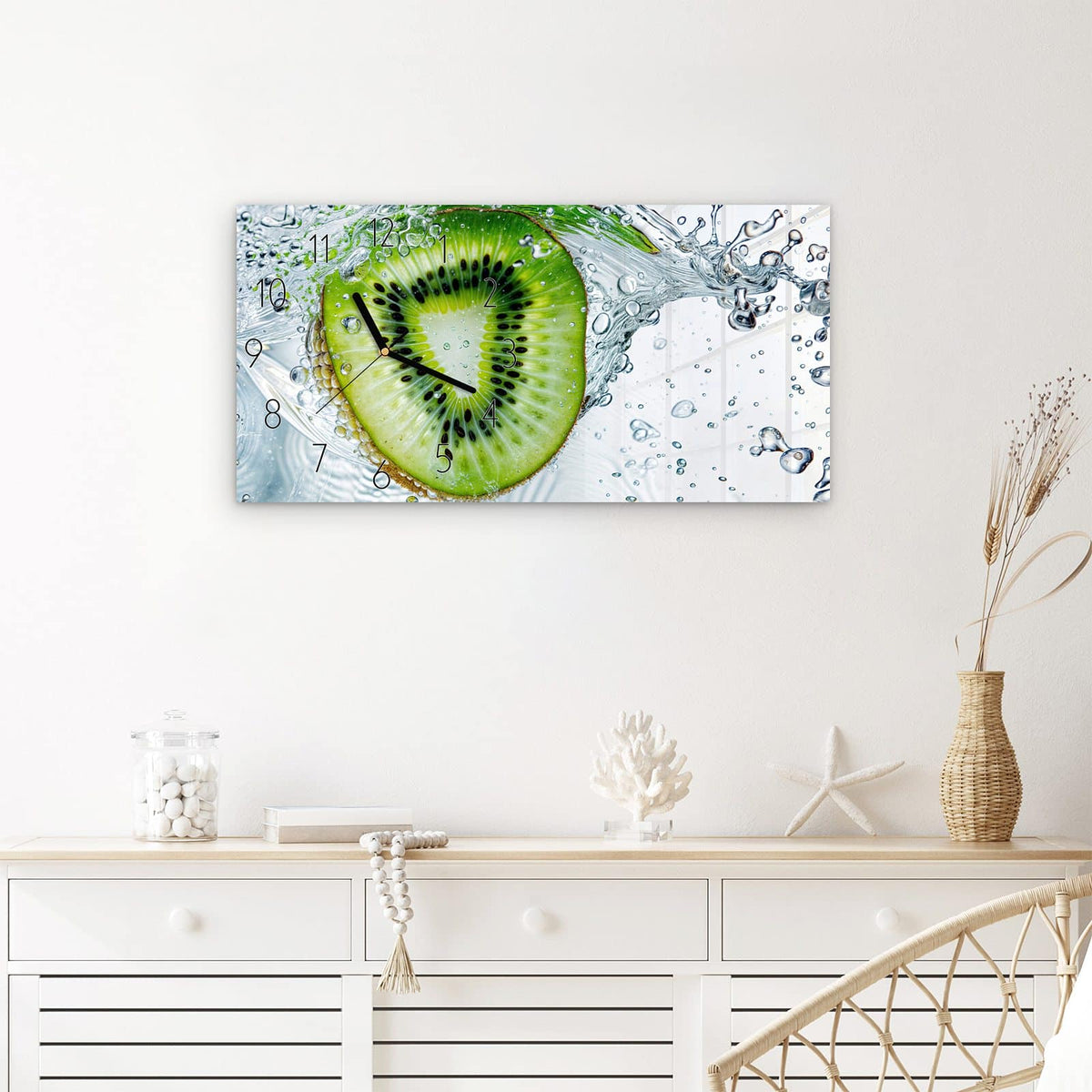 Wanduhr Kiwi im Wasser aus Glas – Querformat 60 × 30 cm – Kiwischeibe in sprudelndem Wasser