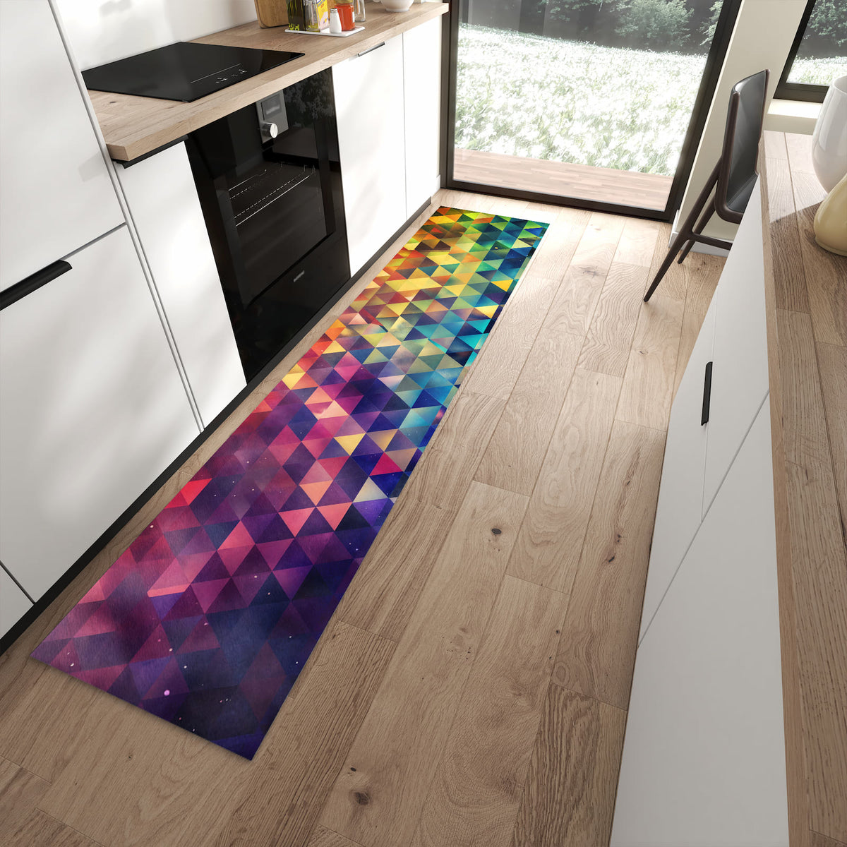 Ordnungsschaffender Küchenläufer mit Motiv Bunte Dreiecke in moderner Küche