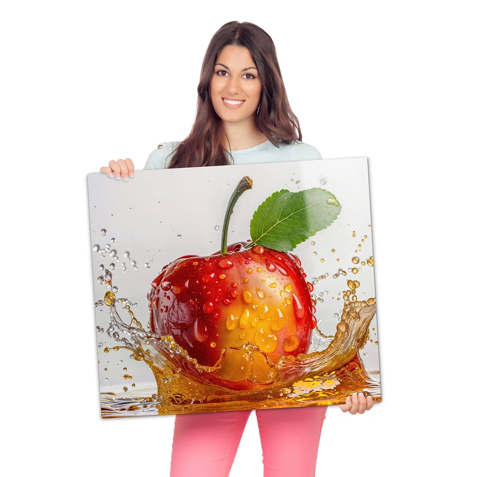 Glasabdeckplatte für Ceranfeld mit Apfel mit Saftspritzer-Motiv wird zur Größendarstellung gehalten