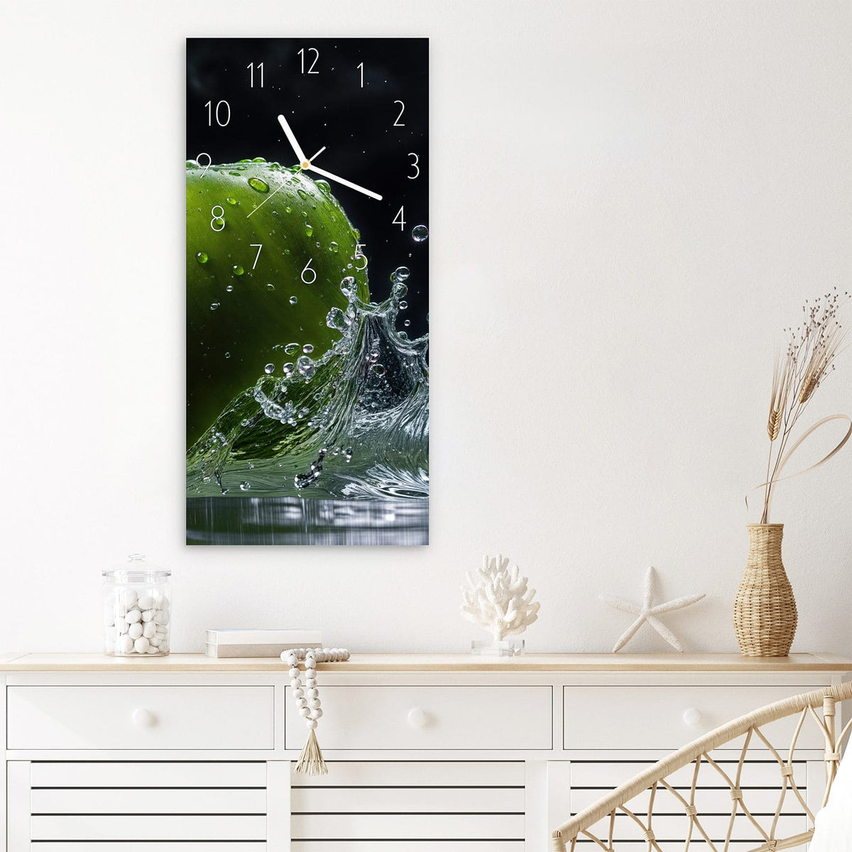 Wanduhr Apfel im Wasser aus Glas – Hochformat 30 × 60 cm – Grüner Apfel taucht ins Wasser
