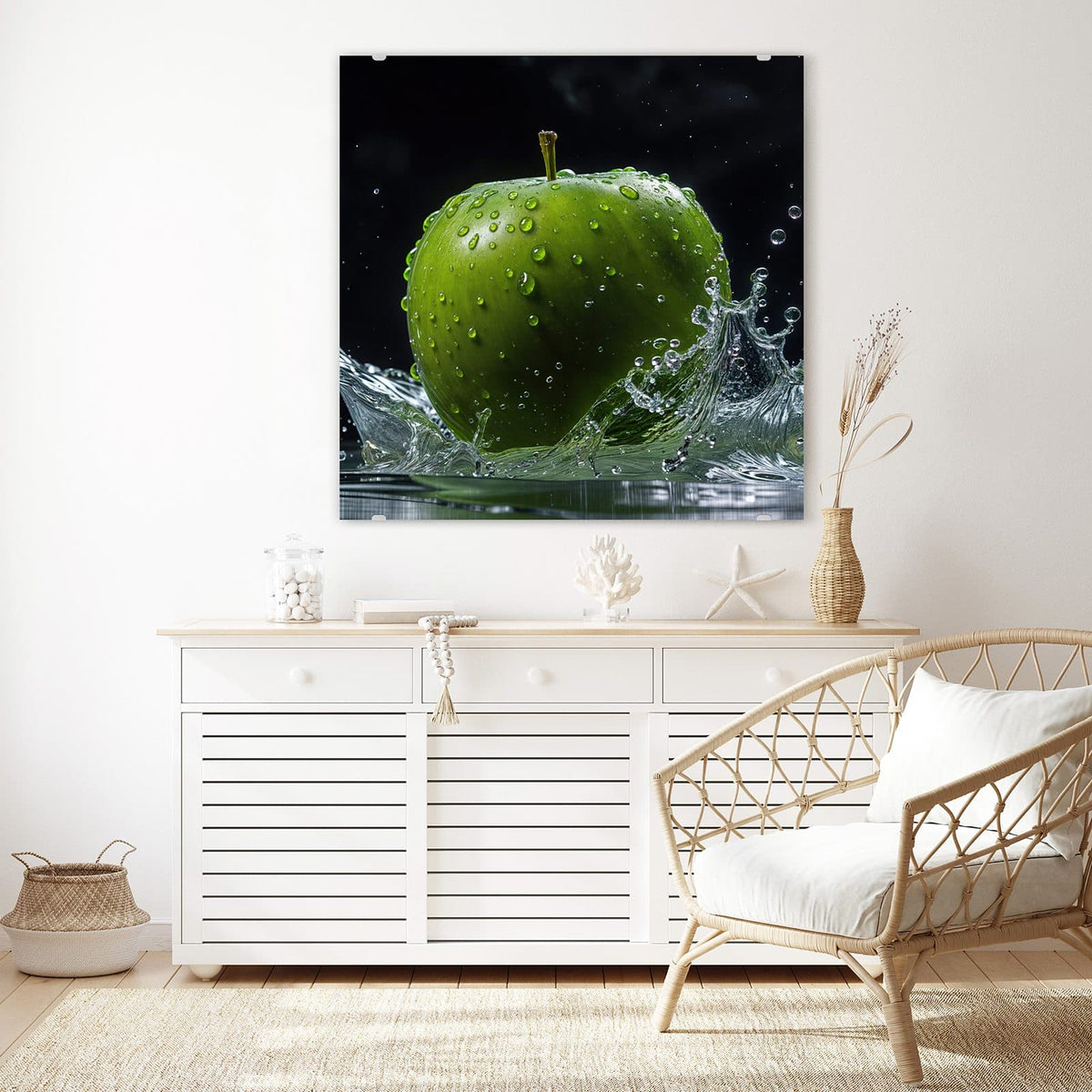 Glasbild Apfel im Wasser an der Wand – Grüner Apfel mit Tropfen taucht in aufspritzendes Wasser, schwarzer Grund