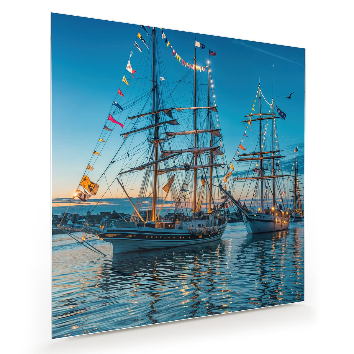 Zwei Großsegler mit Wimpelketten und Lichtern im Hafen zur blauen Stunde