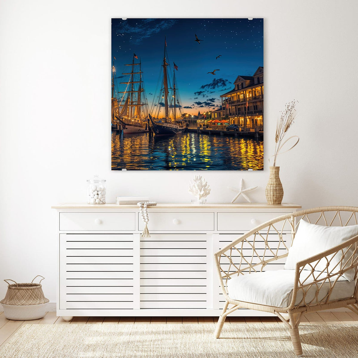 Glasbild Segelschiffe bei Nacht an der Wand – Zwei Großsegler im Hafen bei Nacht, beleuchtete Häuser und Lichtspiegelungen im Wasser