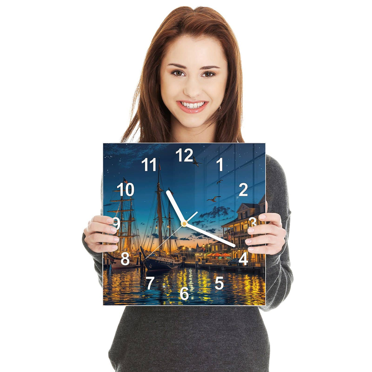 Quadratische Wanduhr aus Glas Segelschiffe bei Nacht in zwei Händen gehalten – Größenvergleich, 30 × 30 cm