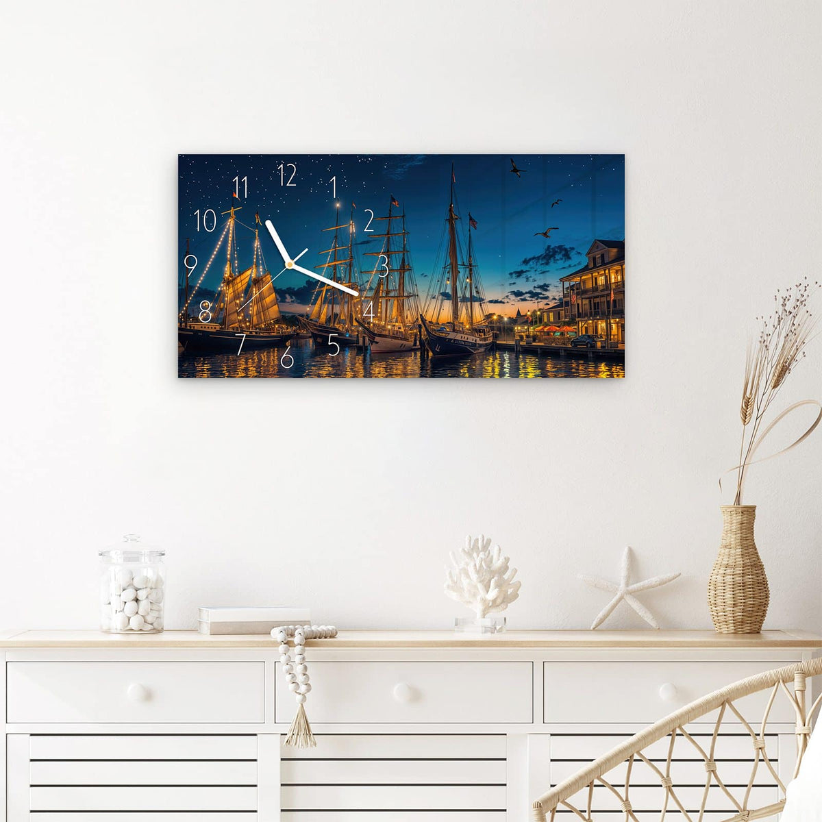 Wanduhr Nachthafen aus Glas – Querformat 60 × 30 cm – Erleuchtete Segelschiffe bei Nacht