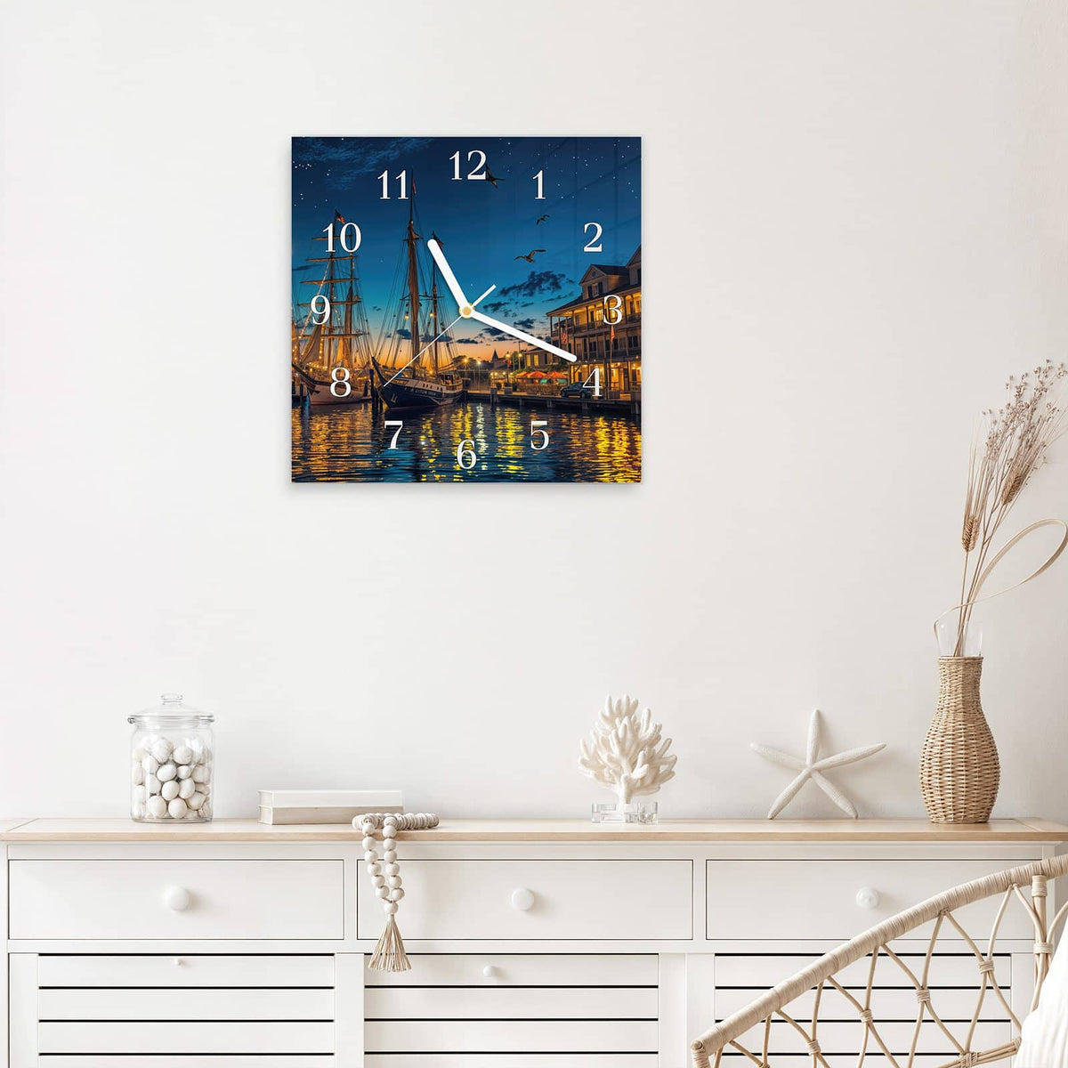 Quadratische Wanduhr aus Glas Segelschiffe bei Nacht mit Ziffernblatt Klassisch über einem weißen Sideboard