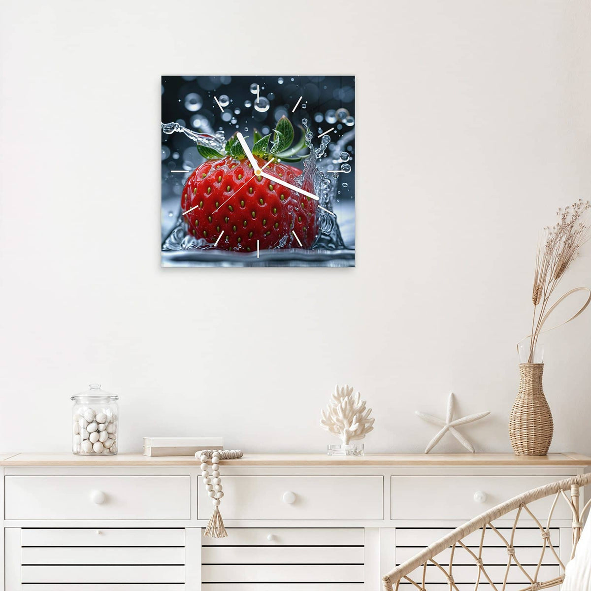 Quadratische Wanduhr aus Glas Erdbeere im Spritzwasser mit Ziffernblatt Linie über einem weißen Sideboard