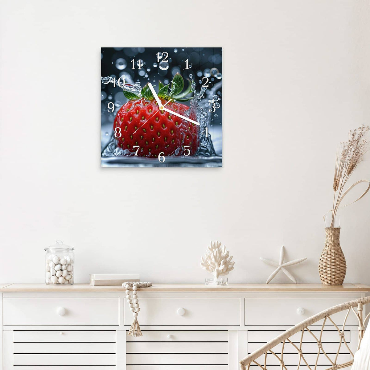 Quadratische Wanduhr aus Glas Erdbeere im Spritzwasser mit Ziffernblatt Klassisch über einem weißen Sideboard