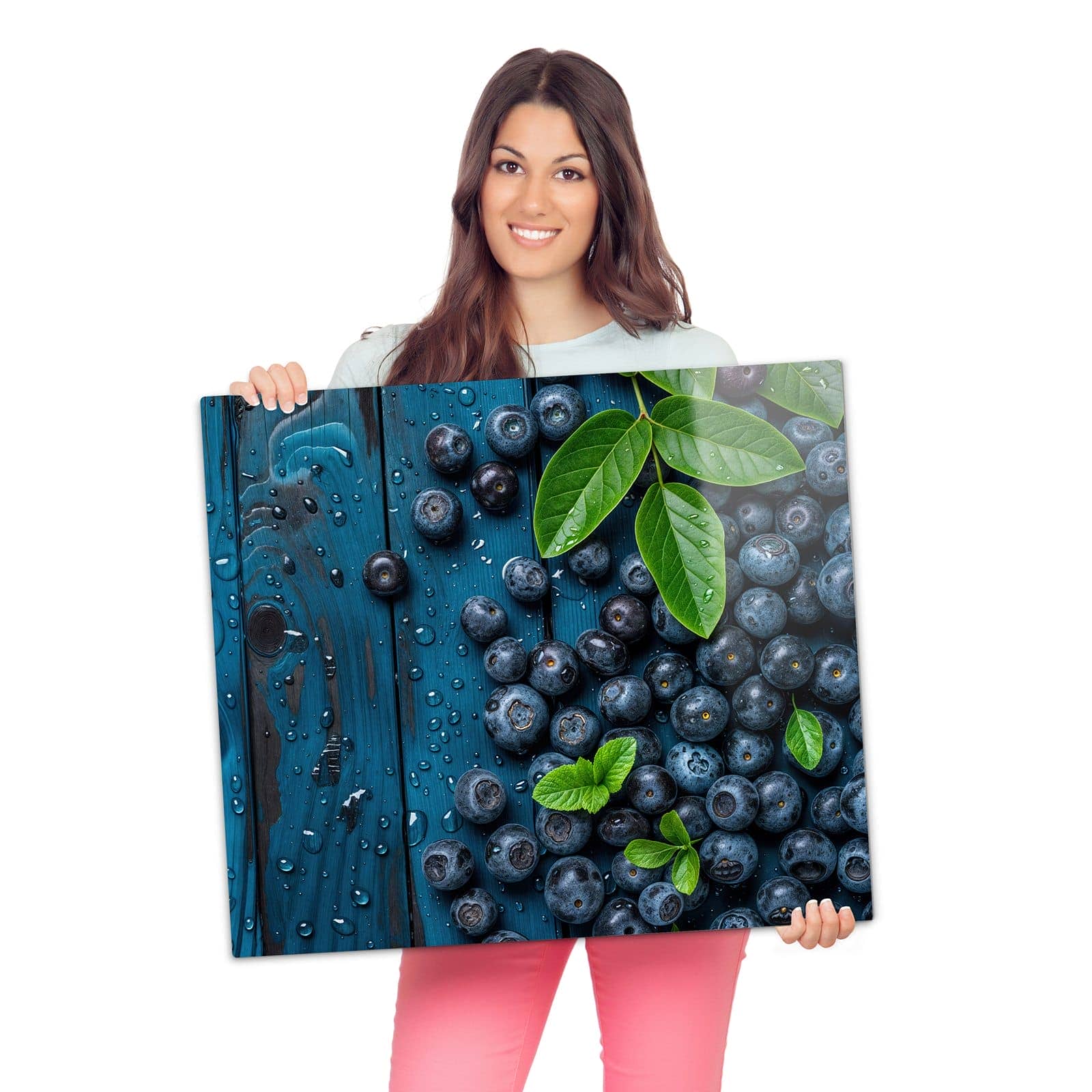 Herdabdeckung für Induktionsfeld mit Blaubeeren auf Holz-Motiv wird zur Größendarstellung gehalten