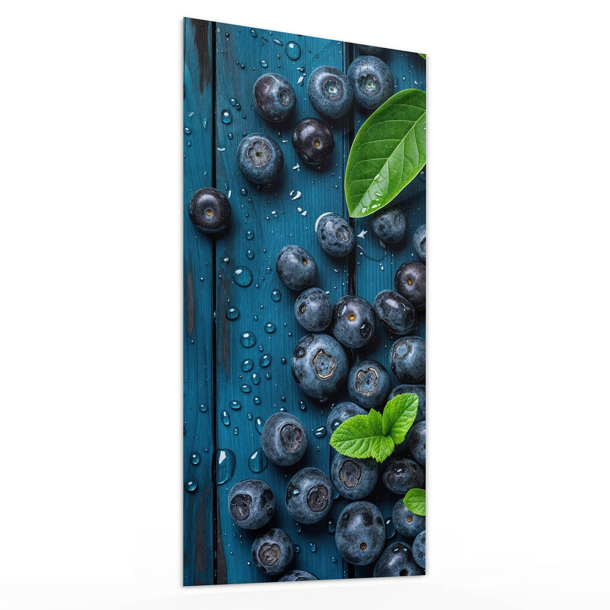 Wandbild aus Glas Blaubeeren auf Holz schräg von der Seite, 4 mm starkes Echtglas #grösse_30 x 60 cm #grösse_40 x 80 cm #grösse_50 x 100 cm #grösse_55 x 110 cm #grösse_60 x 120 cm