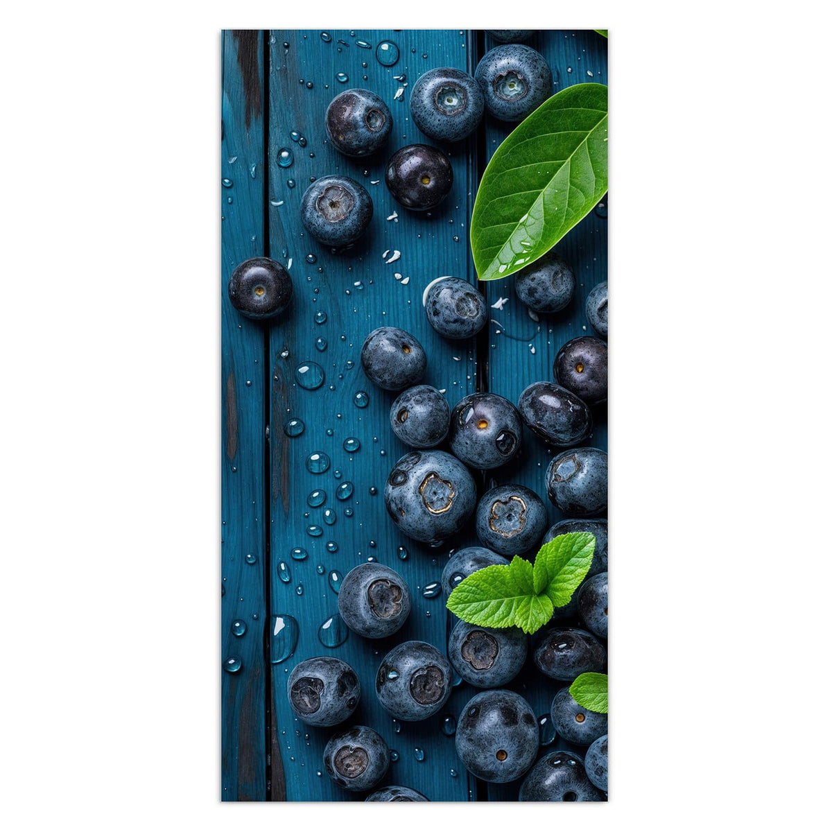 Wandbild aus Glas: Viele Blaubeeren mit Blättern auf blau gestrichenen, nassen Holzdielen #grösse_30 x 60 cm #grösse_40 x 80 cm #grösse_50 x 100 cm #grösse_55 x 110 cm #grösse_60 x 120 cm