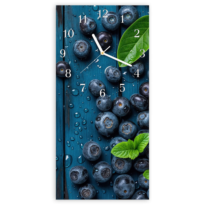 Wanduhr Blaubeeren auf Holz aus Glas – Hochformat 30 × 60 cm mit Ziffernblatt Klassisch