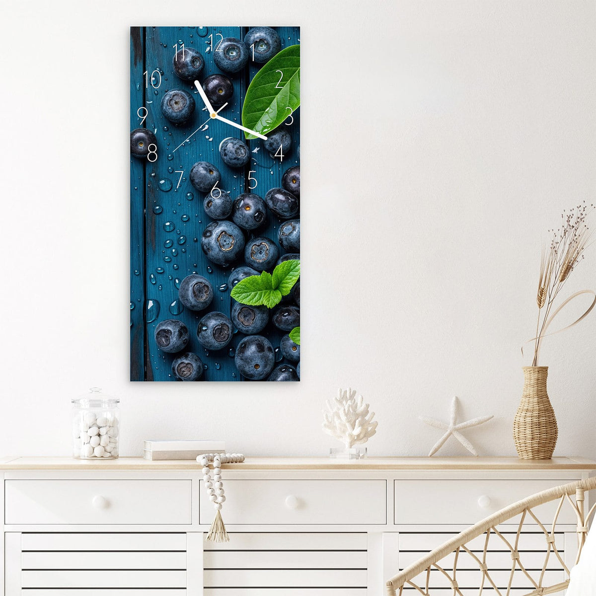 Wanduhr Blaubeeren auf Holz aus Glas – Blaubeeren auf blauem Holz