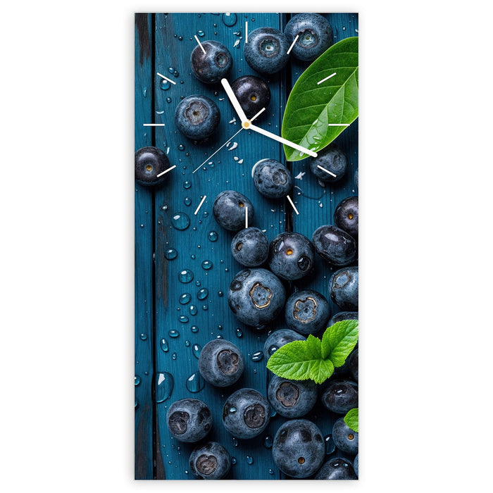 Wanduhr Blaubeeren auf Holz aus Glas – Hochformat 30 × 60 cm mit Ziffernblatt Linie