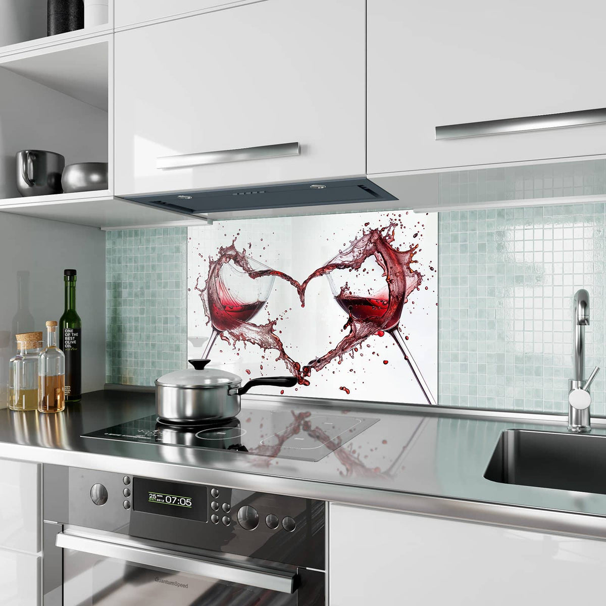 Küchenrückwand aus Glas Rotwein in Herzform im Hochformat als Spritzschutz hinter dem Kochfeld, über dem Fliesenspiegel montiert