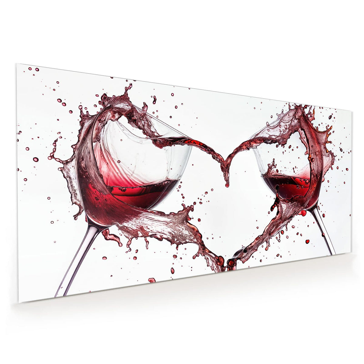 Küchenrückwand aus Glas im Hochformat: Zwei Gläser, aus denen Rotwein spritzt und vor weißem Grund ein Herz formt