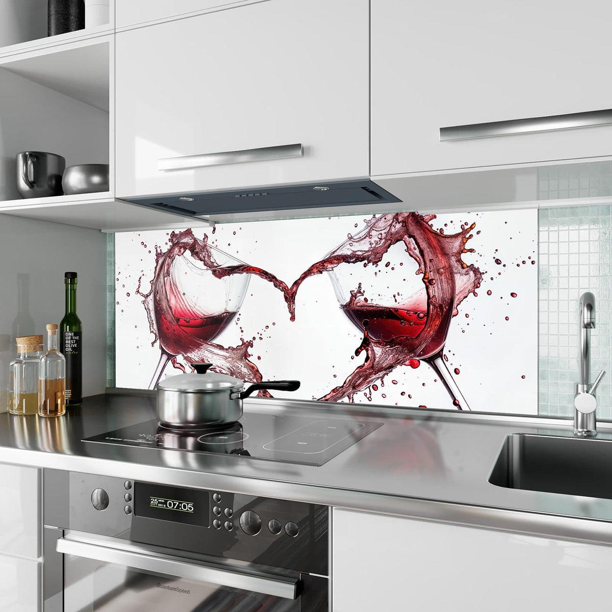Küchenrückwand aus Glas Rotwein in Herzform im Hochformat als Spritzschutz hinter dem Kochfeld, über dem Fliesenspiegel montiert