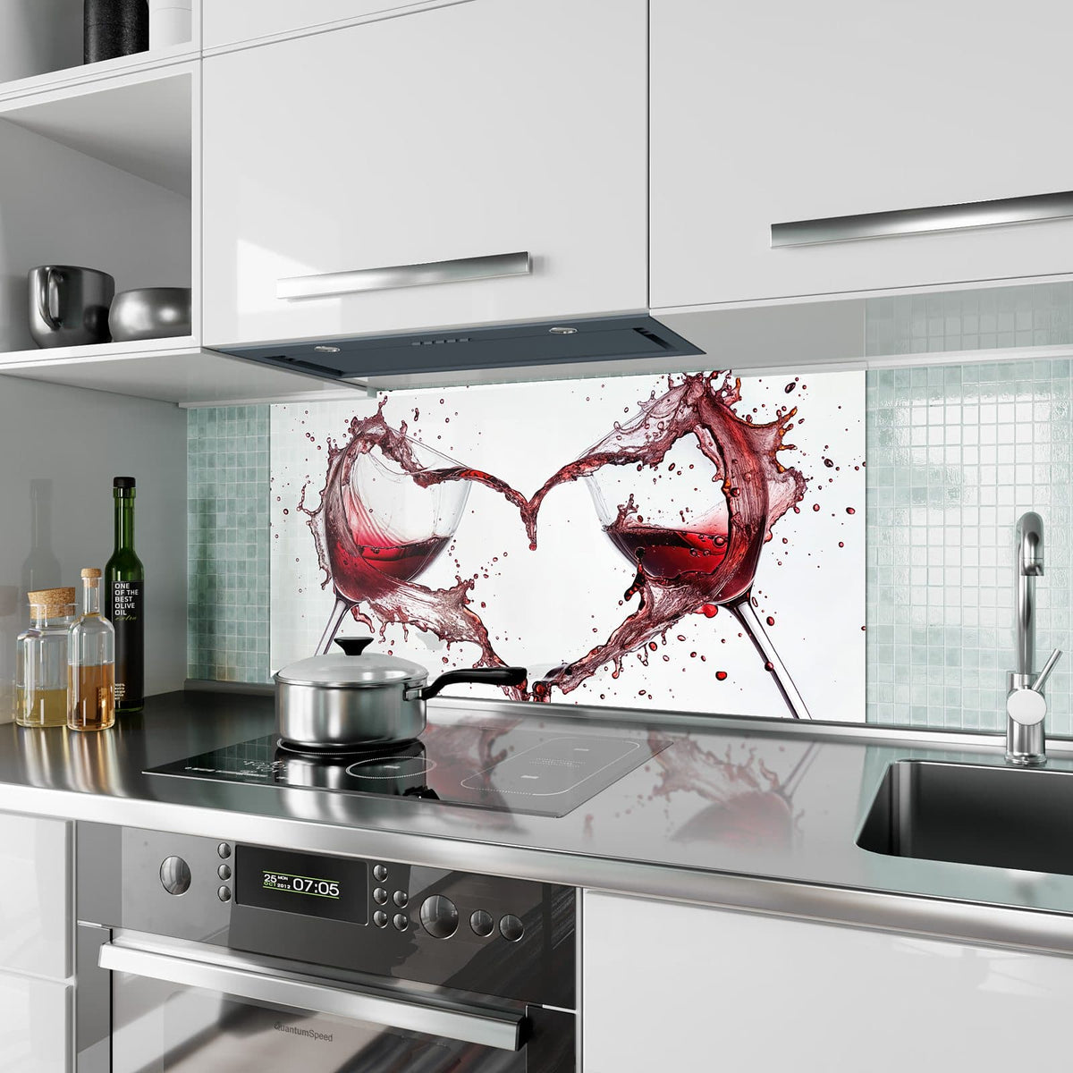 Küchenrückwand aus Glas Rotwein in Herzform im Hochformat als Spritzschutz hinter dem Kochfeld, über dem Fliesenspiegel montiert