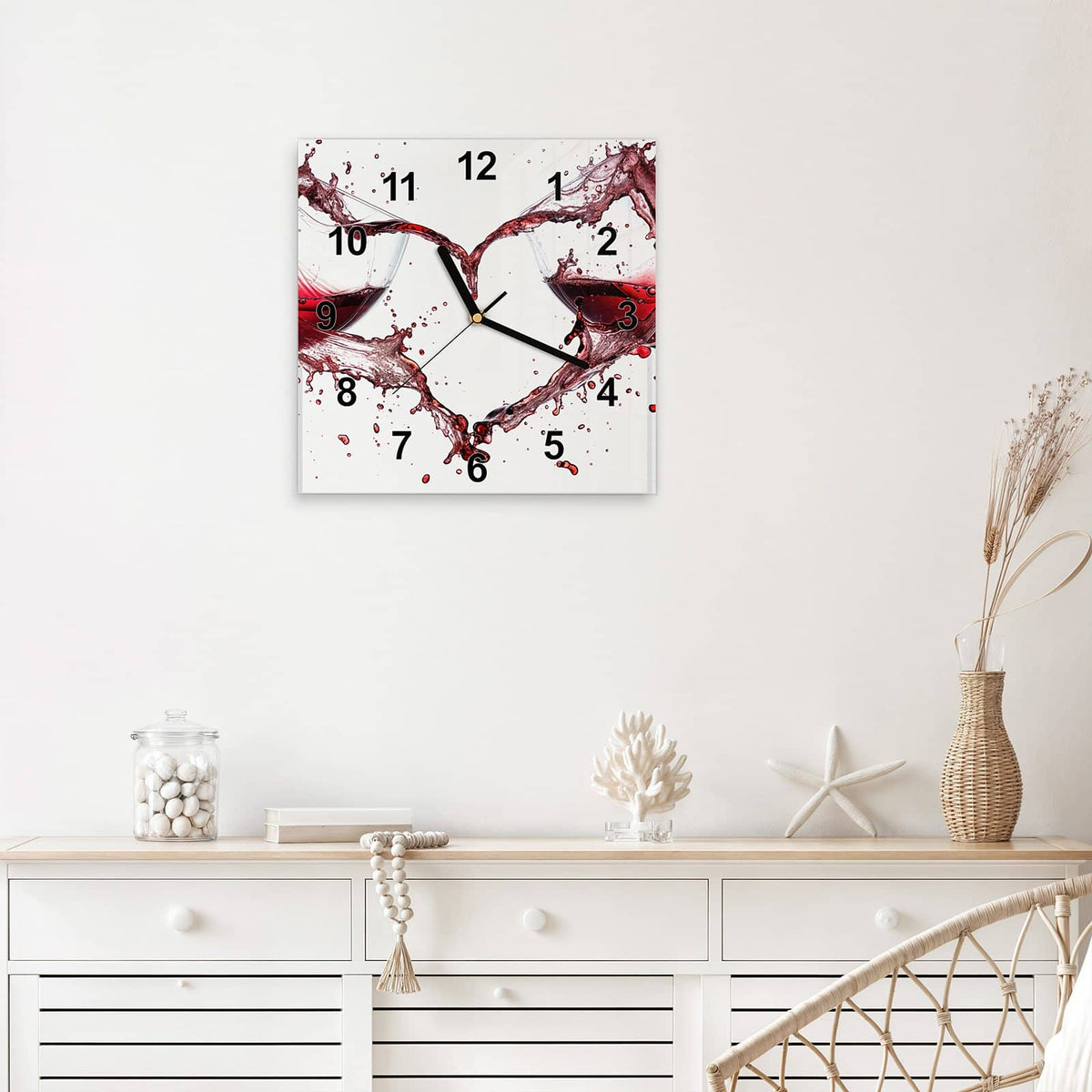 Quadratische Wanduhr aus Glas Rotwein in Herzform mit Ziffernblatt Modern über einem weißen Sideboard
