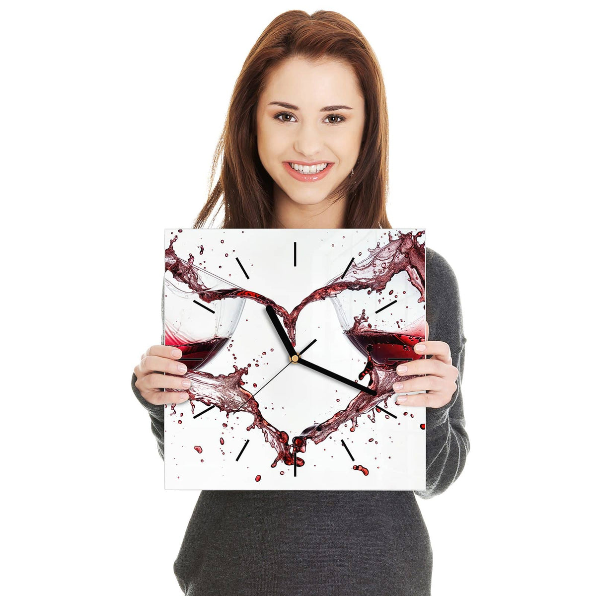 Quadratische Wanduhr aus Glas Rotwein in Herzform in zwei Händen gehalten – Größenvergleich, 30 × 30 cm
