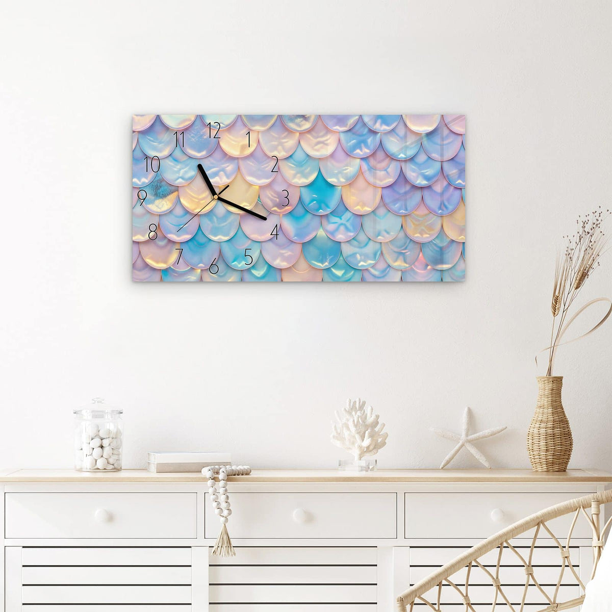 Wanduhr Schuppen Mix Pastell aus Glas – Querformat 60 × 30 cm – Schillernde Schuppen in Pastell
