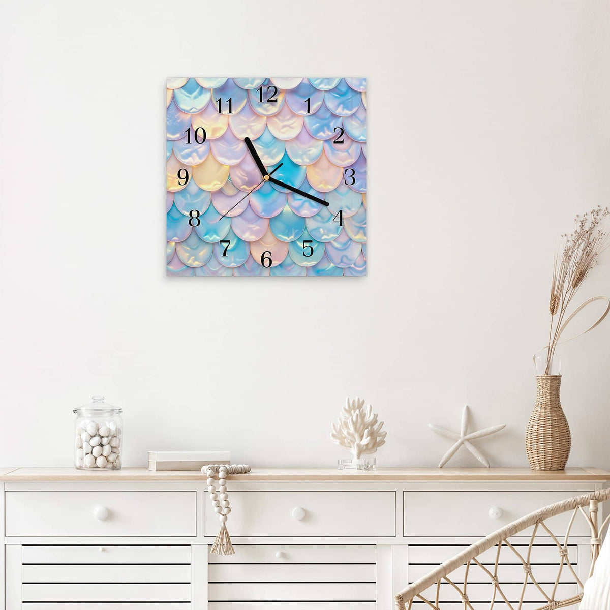 Quadratische Wanduhr aus Glas Schuppen in Pastell mit Ziffernblatt Klassisch über einem weißen Sideboard