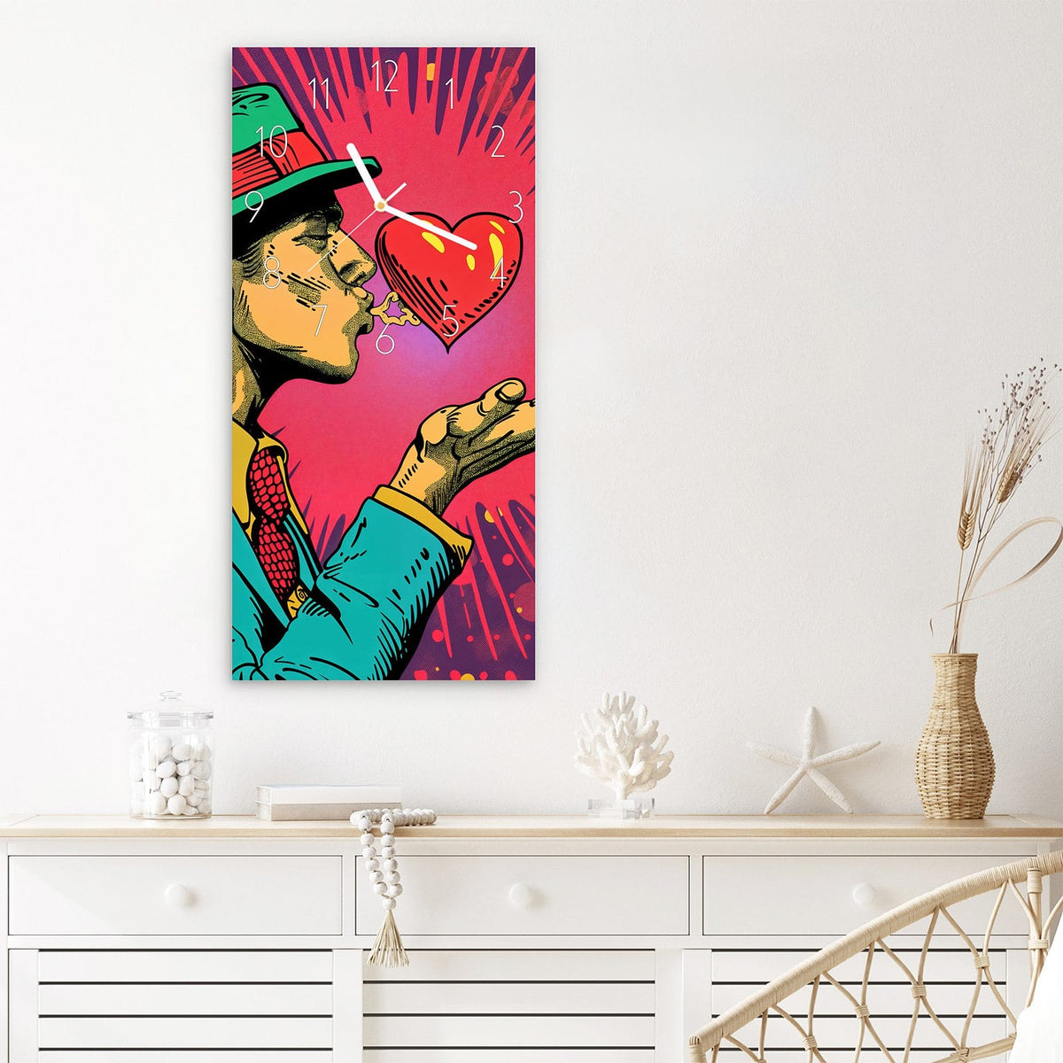 Wanduhr Kuss der Liebe aus Glas – Mann mit rotem Herz im Comicstil