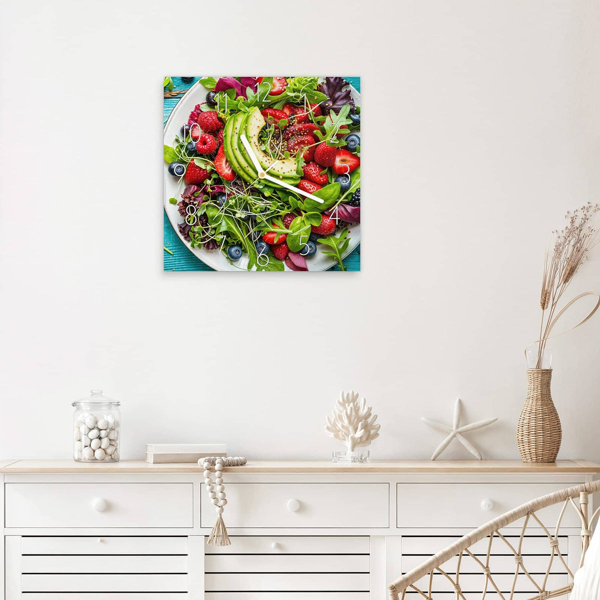 Quadratische Wanduhr aus Glas Salat mit Beeren mit Ziffernblatt Elegant über einem weißen Sideboard
