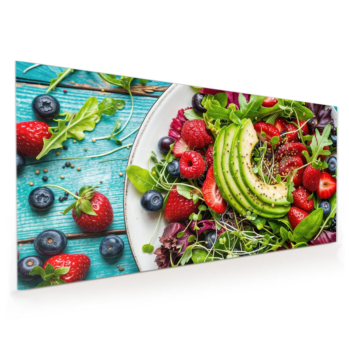 Küchenrückwand aus Glas im Hochformat mit Motiv Salat mit Beeren: Weißer Teller mit Blattsalat, Avocadoscheiben, Erdbeeren