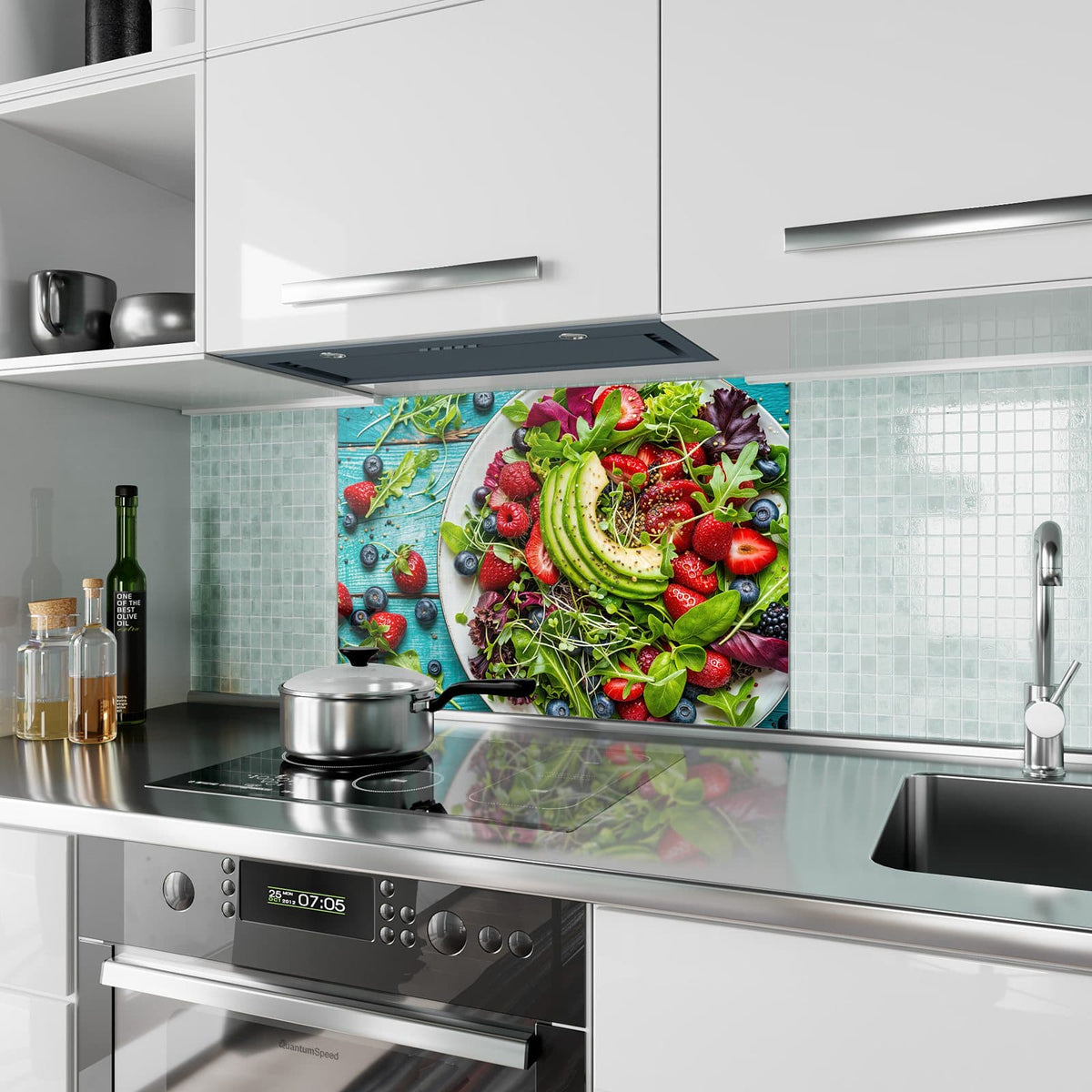 Küchenrückwand aus Glas Salat mit Beeren im Hochformat als Spritzschutz hinter dem Kochfeld, über dem Fliesenspiegel montiert