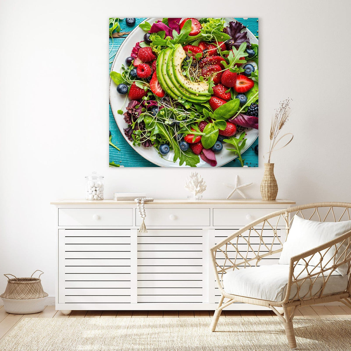 Glasbild Salat mit Beeren an der Wand – Weißer Teller mit Blattsalat, Avocadoscheiben, Erdbeeren, Himbeeren und Blaubeeren auf türkisem Holz