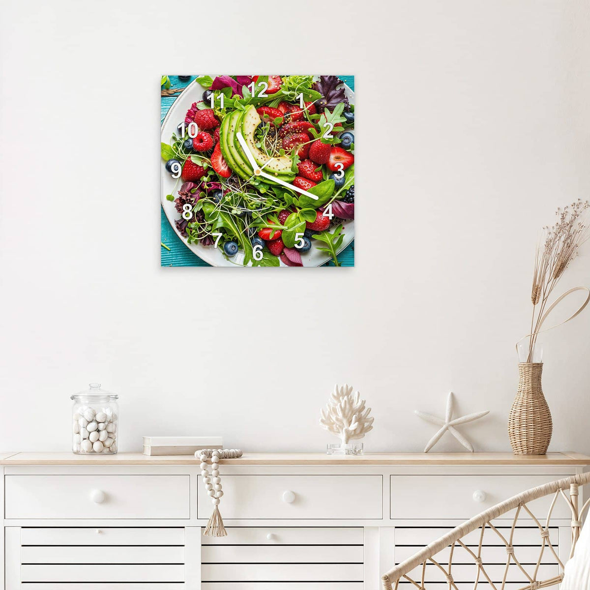 Quadratische Wanduhr aus Glas Salat mit Beeren mit Ziffernblatt Modern über einem weißen Sideboard