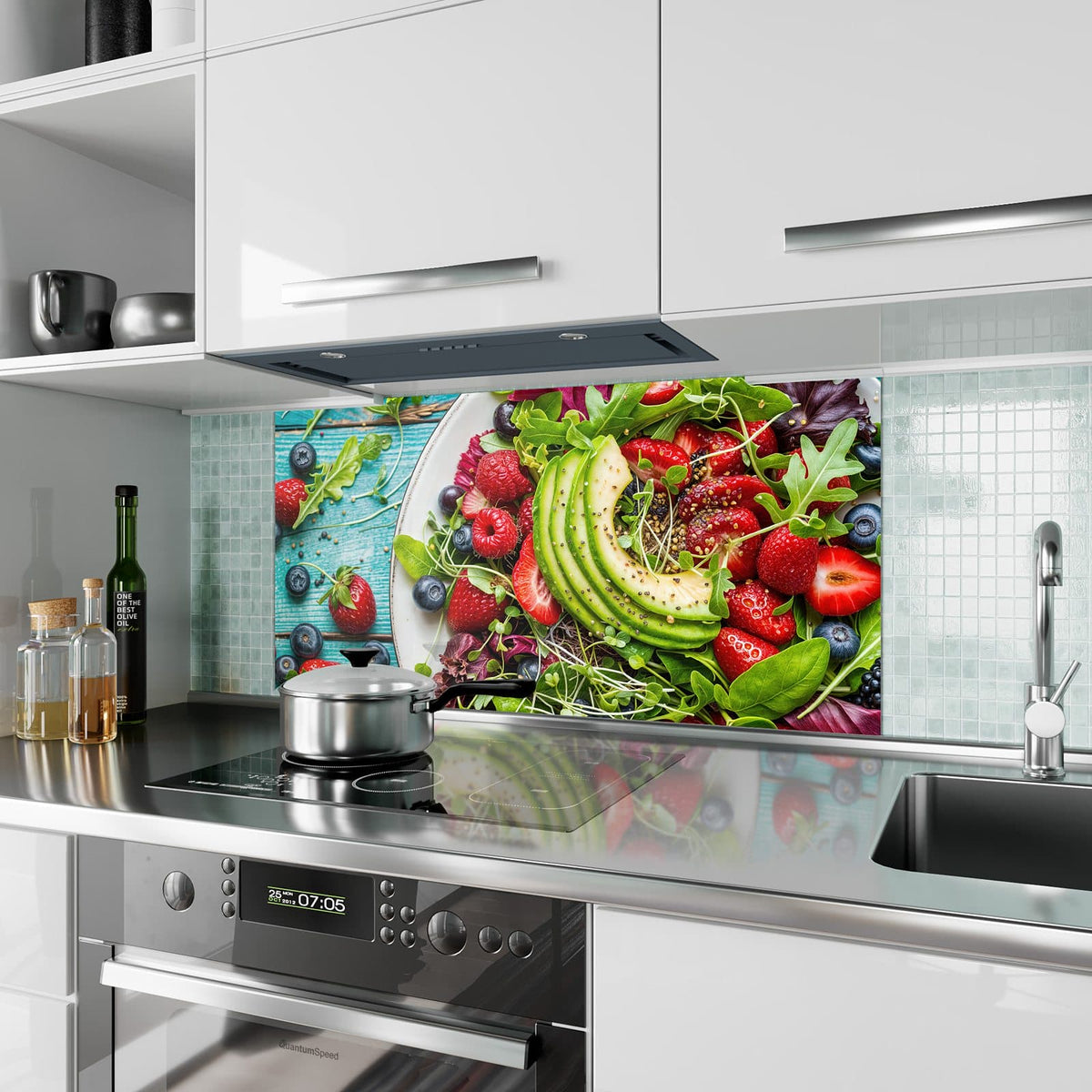 Küchenrückwand aus Glas Salat mit Beeren im Hochformat als Spritzschutz hinter dem Kochfeld, über dem Fliesenspiegel montiert